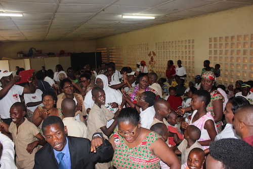 Visite des femmes affiliées au parti CNDD-FDD «les  Bakenyererarugamba » aux enfants handicapés à l’Institut Médico-pédagogique de Mutwenzi à Gitega