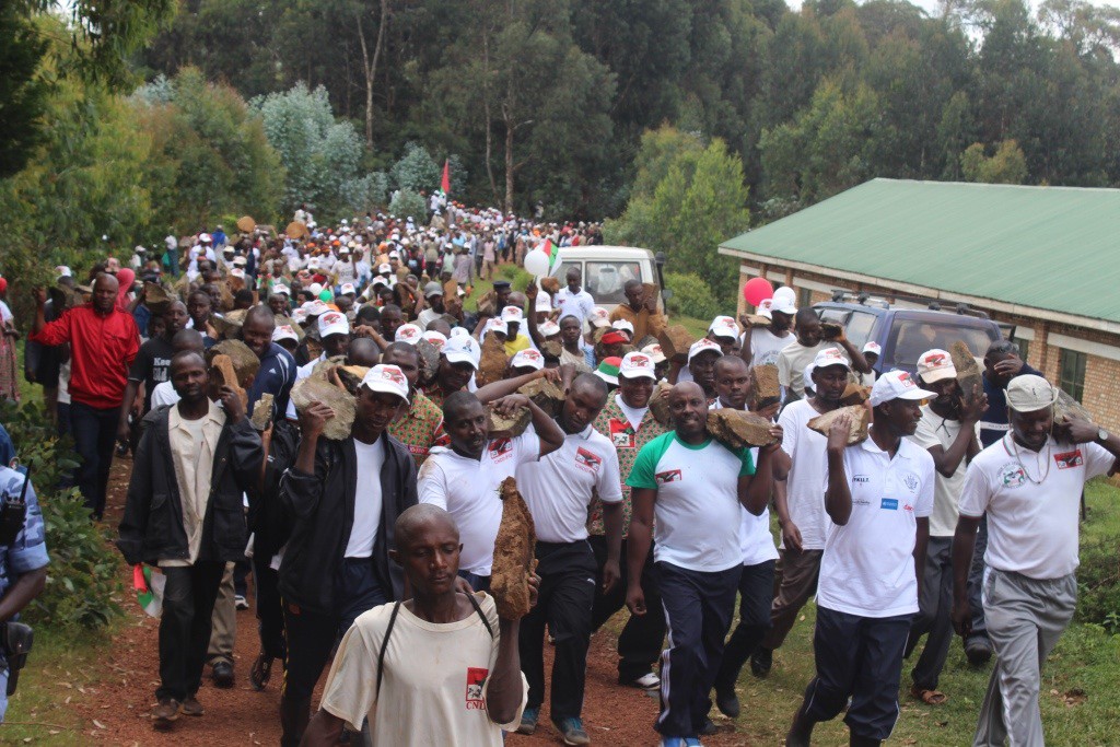 Visite de soutien des Bagumyabanga à la population de Mwaro.