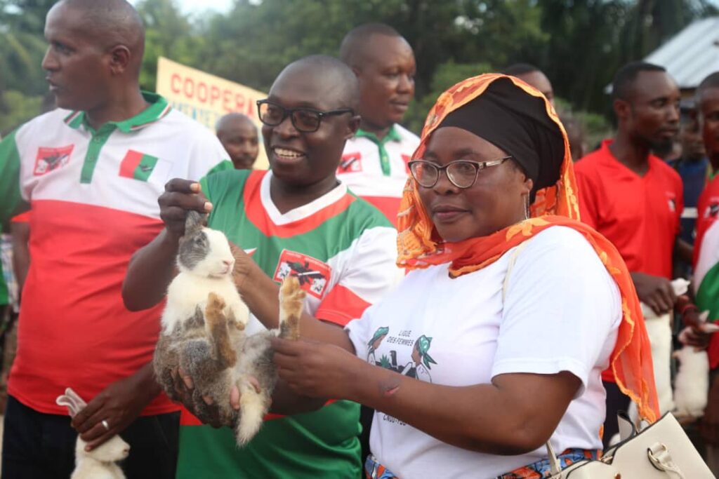 Burunga: Distribution de plus 5000 lapins aux coopératives des femmes.